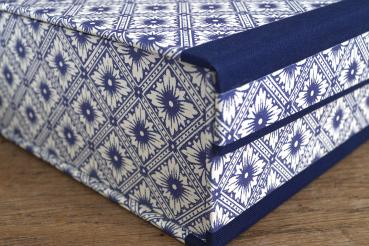 Schreibweise Box mit blauen Leinenkanten